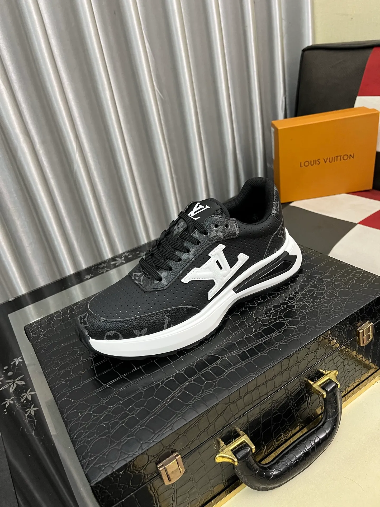 Men's shoes 💰458⌚️⌚️【LOUlS VUlTTON】Louis Vuitton ~ unique and casual style. LV counter purchasing 🏃casual shoes😍😍 Men's 2022 counters are on sale simultaneously, Italian imported brands select first-layer Italian cowhide. 🐑Sheepskin lining (refuses to discolor and rub feet) Sole: Original sole specially provided by the original factory 🎬Better in kind Size number: 38-443️⃣Colors available